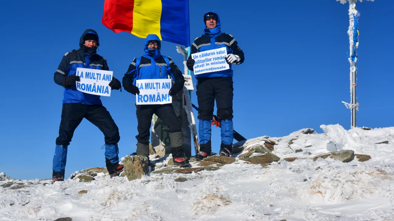 De Ziua Naţională, drapelul României este arborat la 2519 metri, pe vârful Parângul Mare - FOTO
