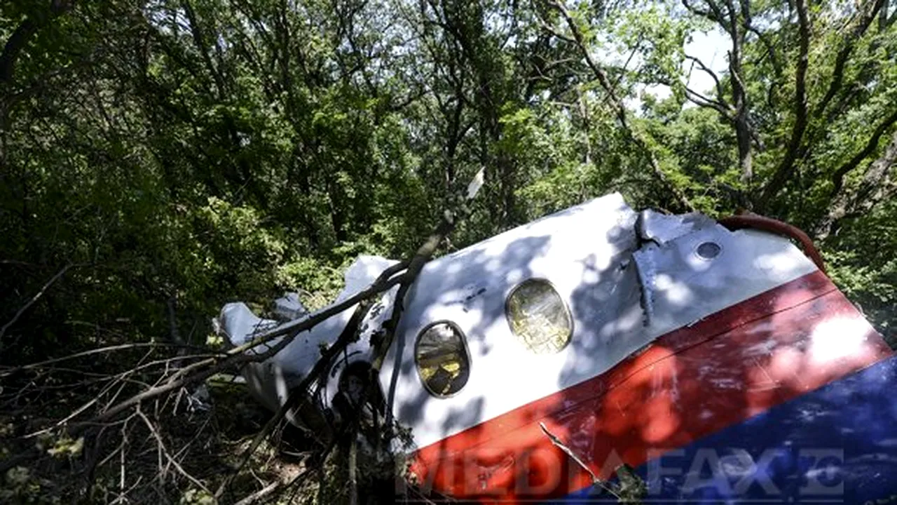 PRĂBUŞIREA MH17: Anchetatorii au găsit fragmente ale unei rachete la locul doborârii avionului malaysian