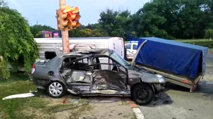 FOTO VIDEO 14 persoane au ajuns la spital după un accident între un microbuz şi o maşină în Constanţa