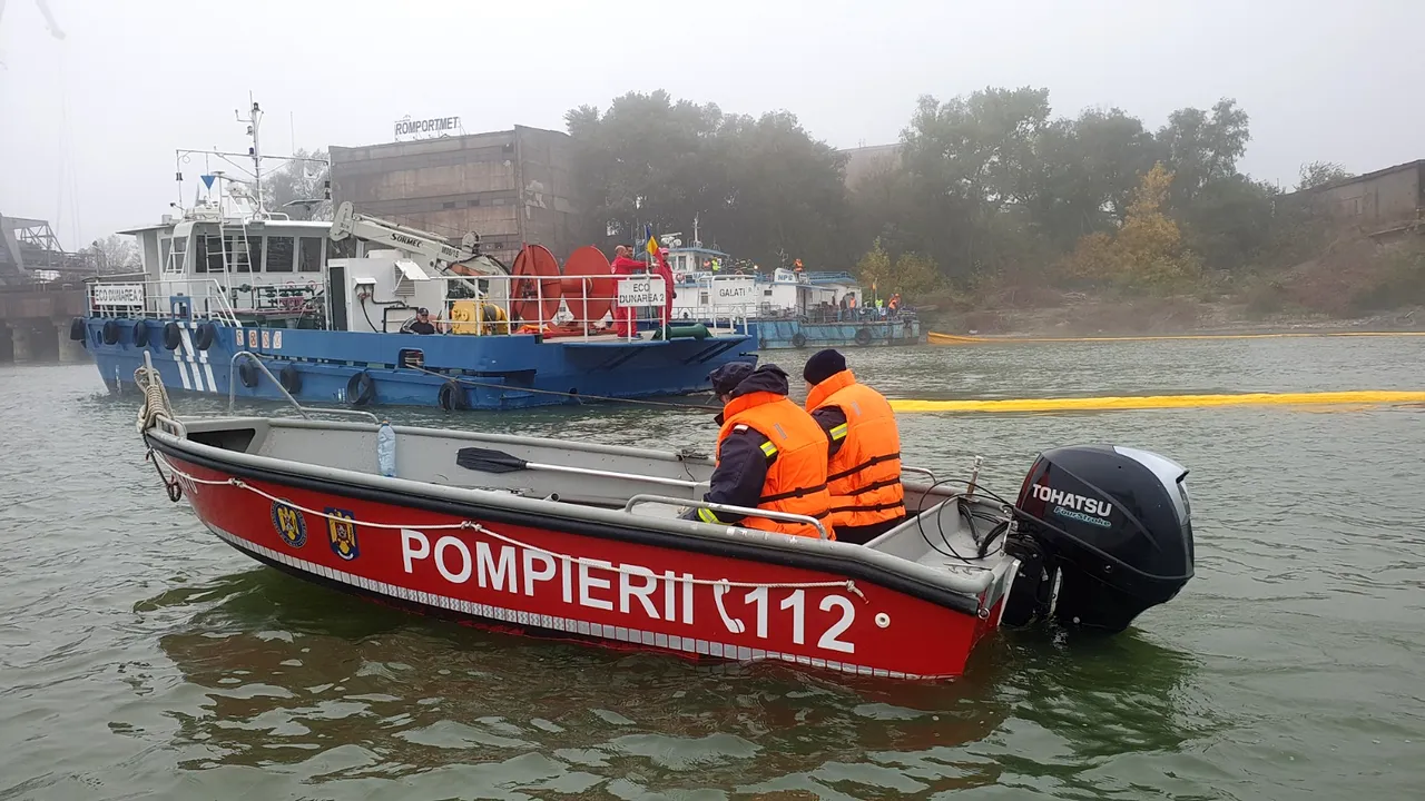 Doi bărbaţi au intrat în şoc hipotermic, după ce s-au răsturnat cu barca pe Dunăre. FOTO