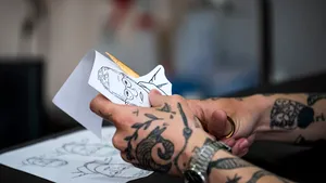 Coronavirus. Un bărbat s-a tatuat singur în fiecare zi de izolare 