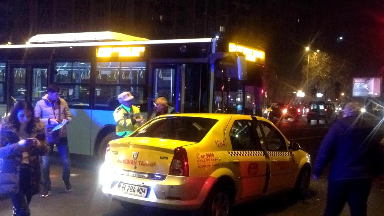 FOTO - Accident rutier în Capitală. Un taxi s-a lovit de un Otokar 