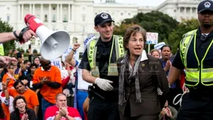 Opt aleşi americani, arestaţi în cursul unei manifestaţii pentru reformarea imigraţiei