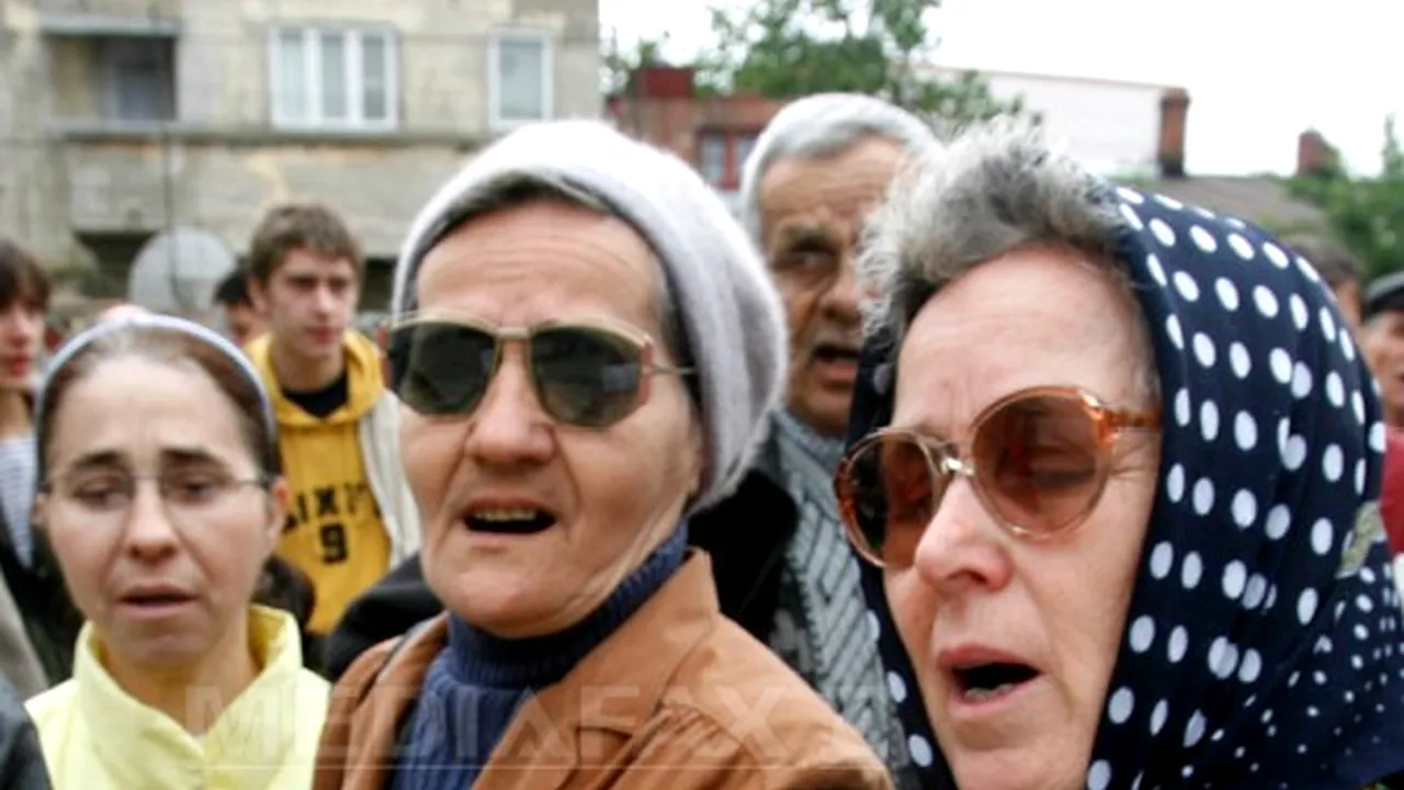 Peste 200 de persoane au protestat la o biserică din Huşi, nemulţumite de schimbarea preotului