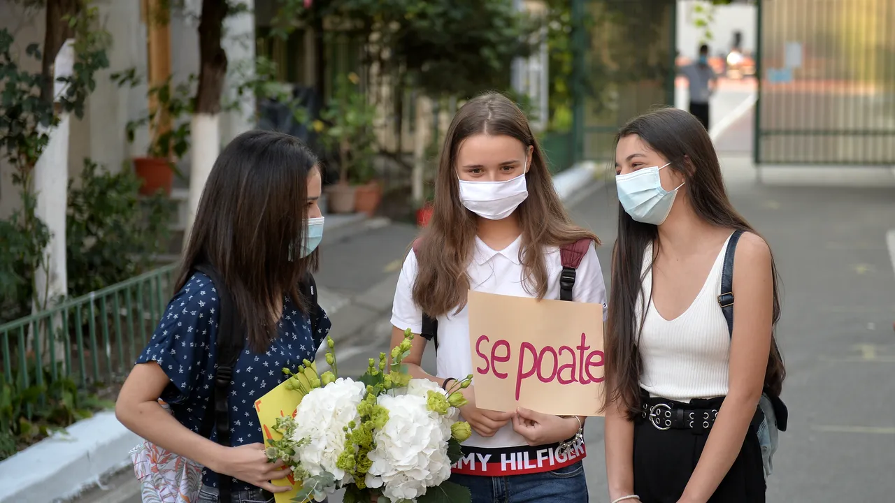 Reguli doar pe hârtie, chiar din prima zi! Şcoala a început în unele cazuri cu îmbrăţişări şi fără distanţare fizică