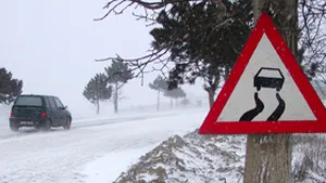 Traficul rutier, îngreunat de zăpadă şi polei pe mai multe drumuri din ţară