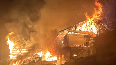 GALERIE FOTO Incendiu violent la Mănăstirea Bisericani din Neamț. Patru construcții au ars, un bărbat a fost rănit