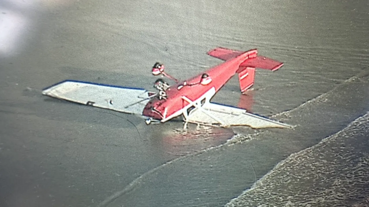 Un avion de mici dimensiuni s-a prăbuşit pe plaja din Santa Monica, California