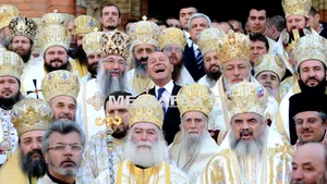 Imaginea anului în România: Traian Băsescu înconjurat de feţe bisericeşti. Cum a fost realizată şi de ce a râs preşedintele