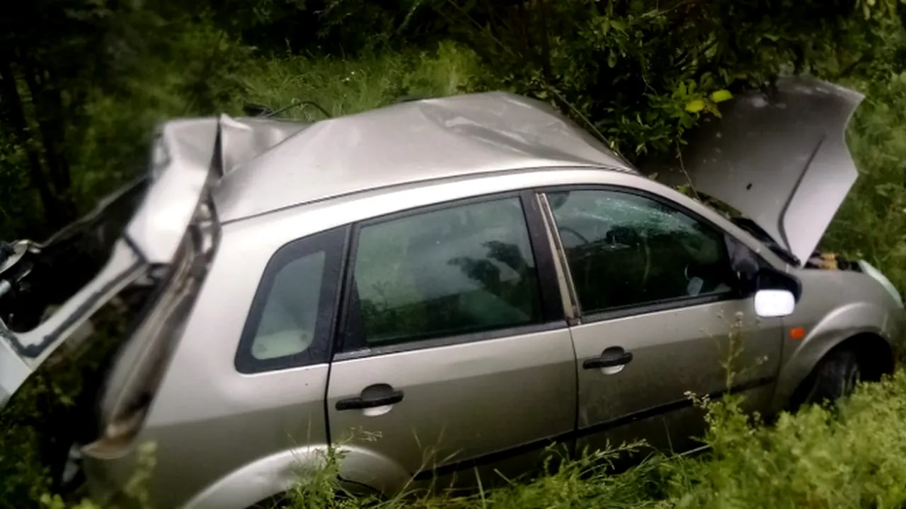Impact puternic între trei vehicule în Timiş: Un şofer a fost proiectat afară din maşină şi a murit