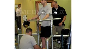 Recuperare fără precedent în lumea medicală: Un bărbat a putut să meargă din nou, deşi avea măduva spinării secţionată