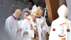 Papa a mers la ambasada Rusiei pentru a-şi exprima îngrijorarea faţă de războiul ruso-ucrainean 