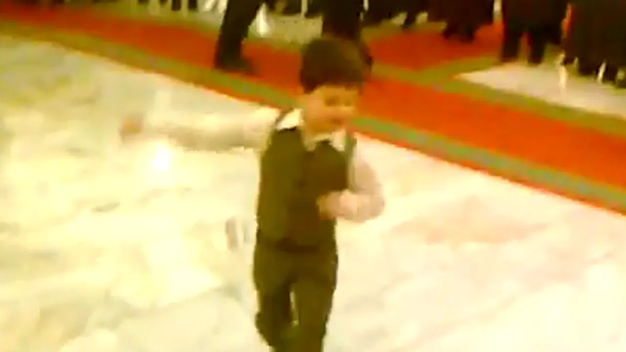 Ce dansează acest copil? VIDEOCLIPUL la care s-au uitat sute de mii de oameni