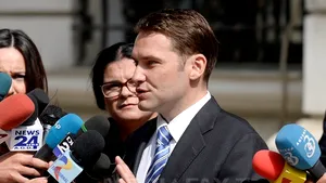 Senatorul Dan Şova spune că nu îşi va da demisia şi că nici premierul nu ar trebui să demisioneze - FOTO