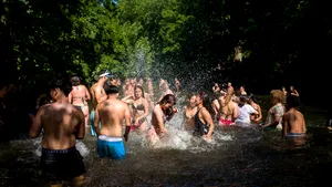 VIDEO | Cât de mult te expui la coronavirus? Riscurile activităţilor tale de zi cu zi, de la mic la mare