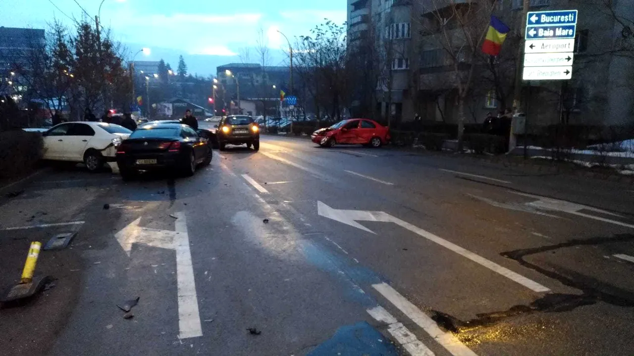 Accident pe o stradă din Cluj-Napoca. Un şofer a lovit, ca piesele de domino, cinci maşini - FOTO