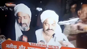 Un fost politician indian condamnat pentru răpire şi fratele lui, împuşcaţi mortal în direct la TV