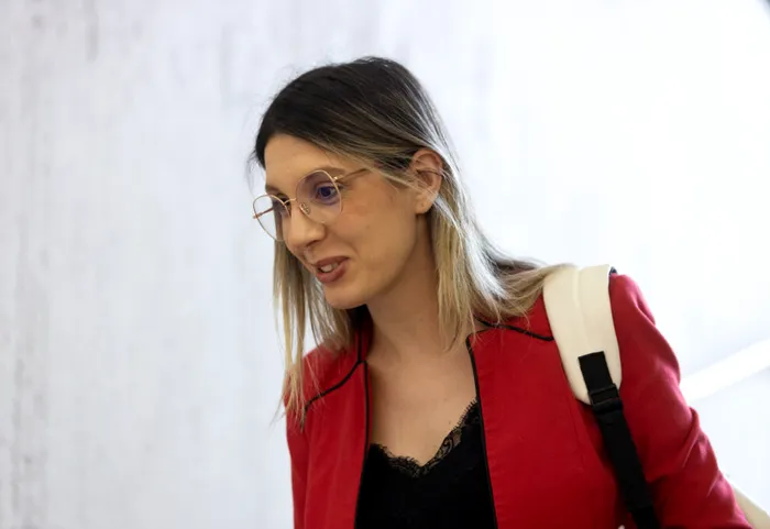 SOCIAL Zăpada neagră din București, simbol al poluării. Buzoianu, întrebată dacă s-a îmbunătățit calitatea aerului în Capitală