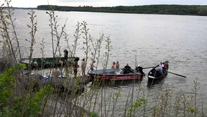 Copilul care a intrat în Dunăre să îşi recupereze papucii a murit