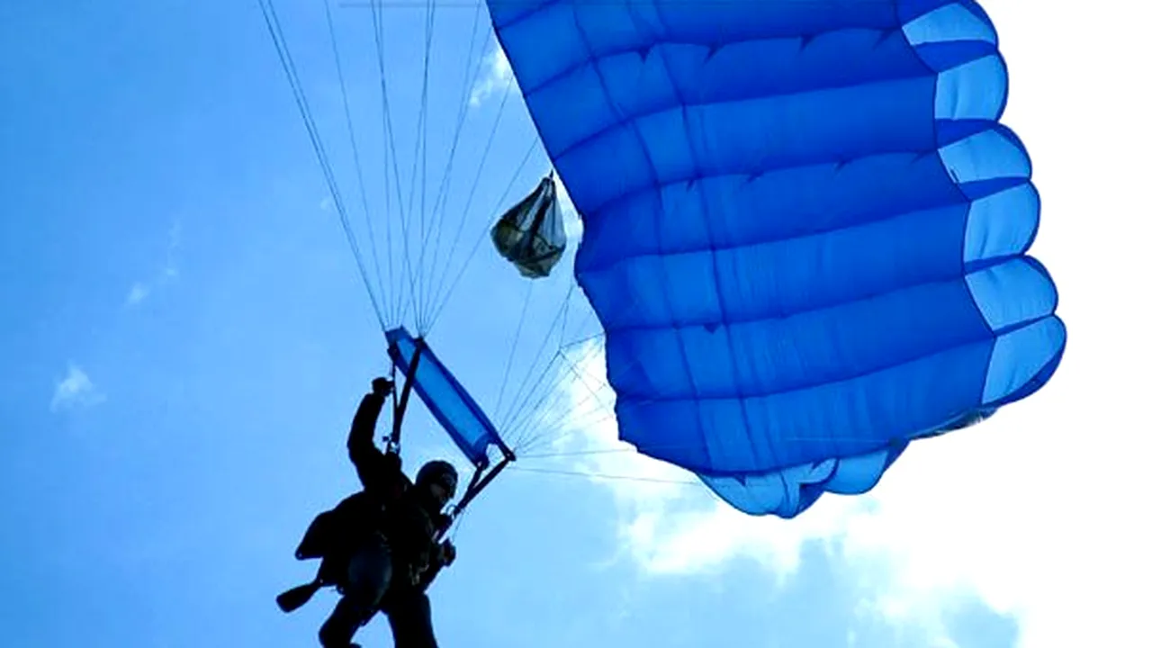 Incident la un miting aviatic: Un paraşutist a căzut în mulţime, rănind un copil