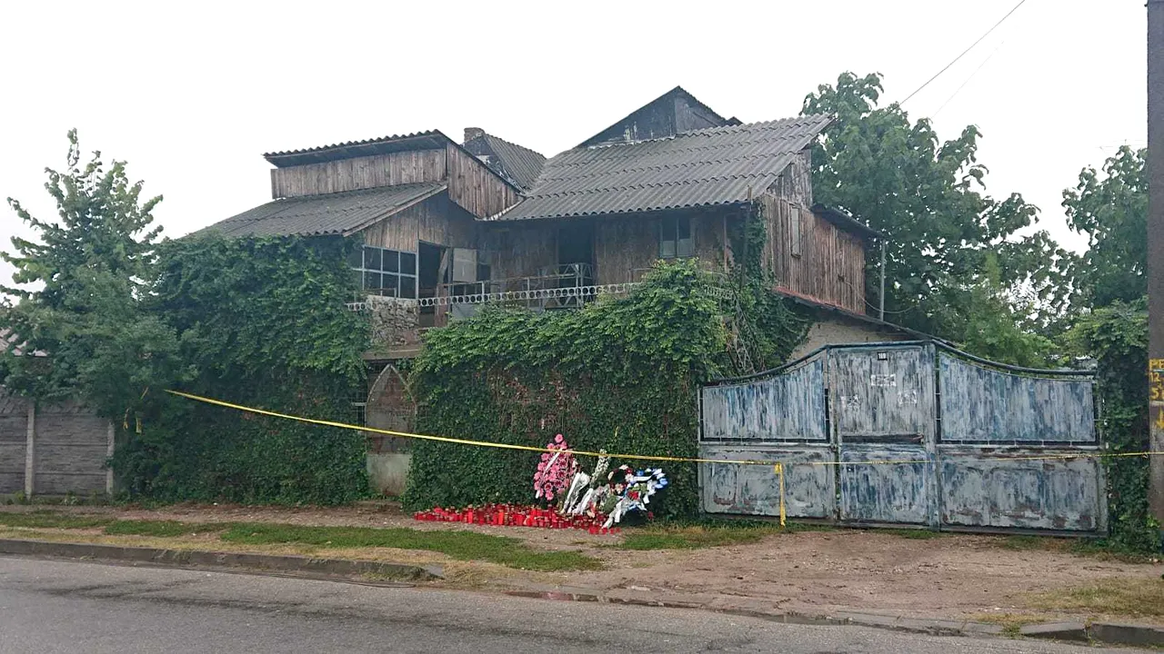 Casa Groazei. Ce au găsit anchetatorii ucigaşului din Caracal după gardurile înalte de 3 metri. 