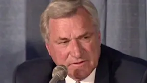 Antrenorul Dean Smith, mentorul lui Michael Jordan, a încetat din viaţă