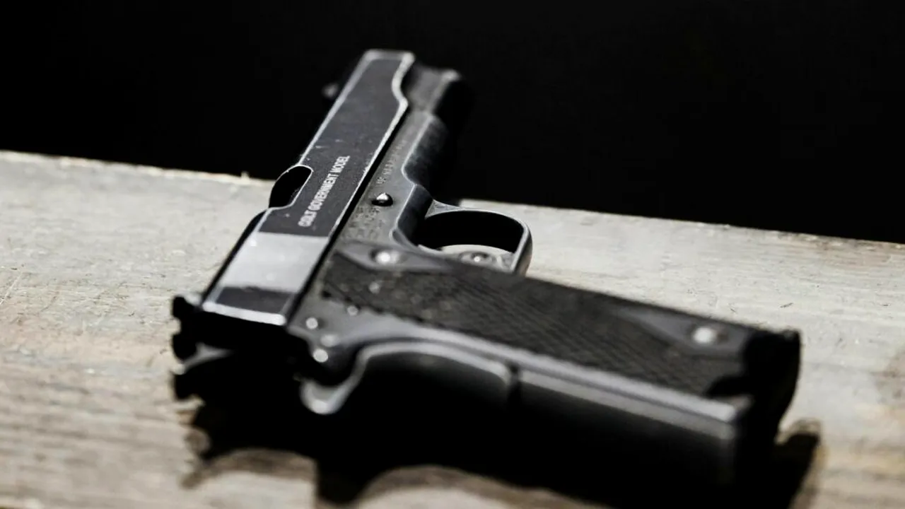 Un bărbat beat din Giurgiu și-a amenințat iubita cu un pistol