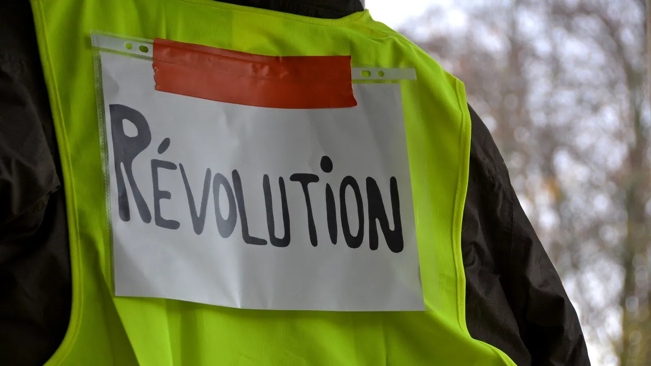 Proteste în Franţa: Peste 1.700 de persoane reţinute, dintre care 1.220 arestate preventiv/ Emmanuel Macron va face „anunţuri importante” în zilele următoare