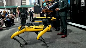 Poliţia din New York reintroduce controversatul câine-robot 