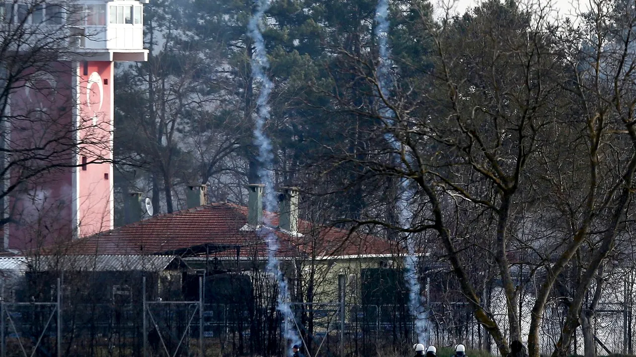 VIDEO: Tensiuni la graniţa Greciei cu Turcia: Forţele de securitate elene, atacate cu gaze lacrimogene. Migranţii spun că au fost biciuiţi 