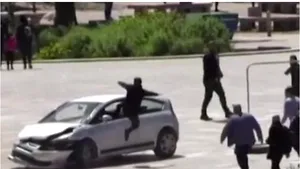 VIDEO Scene ca-n filmele de acţiune, în plină zi. Un bărbat a oprit spectaculos o maşină care se îndrepta cu viteză spre un grup de pietoni