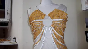 O rochie din mucuri de ţigară, creată de o tânără din Paris