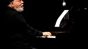 Omagiu pentru Johnny Răducanu: Sicriul cu trupul neînsufleţit al muzicianului a fost depus la Biserica Sf. Silvestru