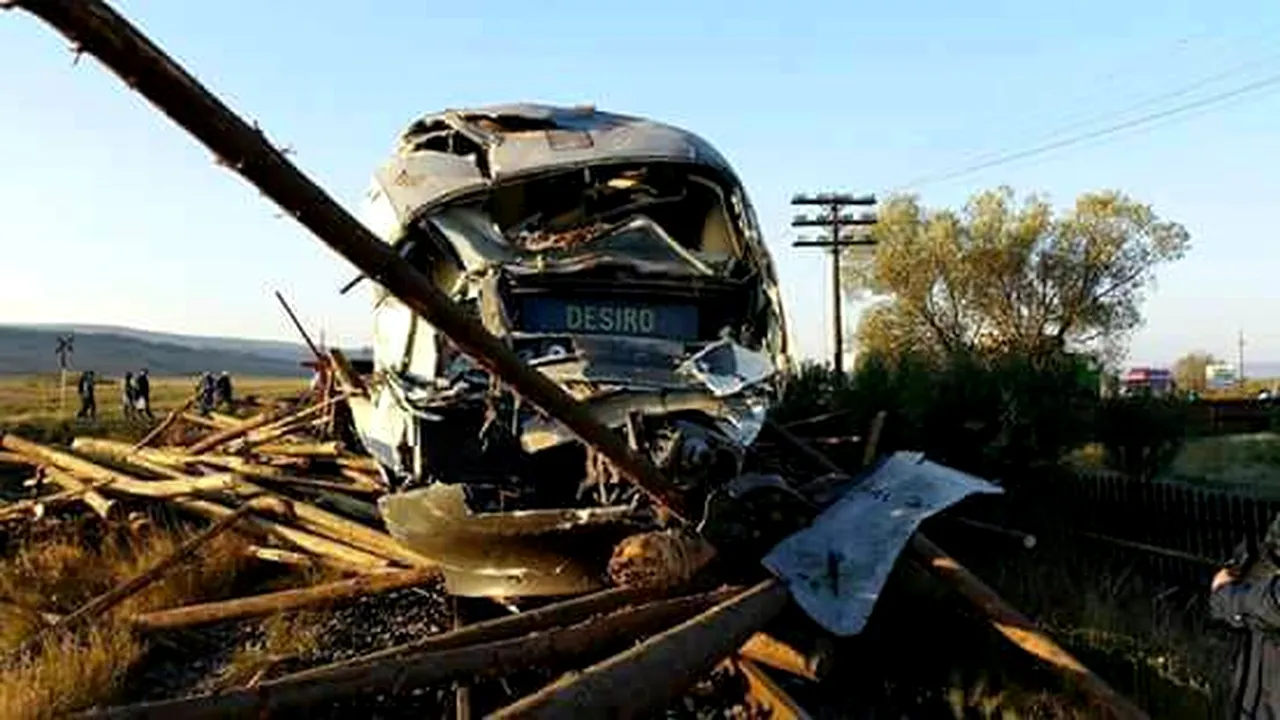 FOTO | Accident feroviar GRAV în Mureş, după ce şoferul unui camion a traversat fără să se asigure. Locomotiva, DISTRUSĂ