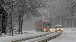 În pasul Rucăr – Bran a nins abundent. 100 de utilaje, scoase în centrul ţării pentru deszăpezire