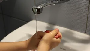 Soluţii dezinfectante în şcolile din Galaţi ca măsură împotriva coronavirusului 