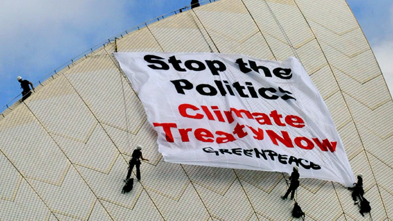 Militanţii Greenpeace au escaladat opera din Sydney - FOTO