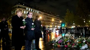 Hollande şi Merkel au mers în Piaţa Republicii din Paris, aducând omagiu victimelor atentatelor - VIDEO