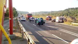 FOTO | Trei persoane rănite, după ce două maşini şi o motocicletă s-au ciocnit  pe Valea Prahovei