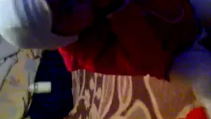 Caz şocant în judeţul Argeş: O fetiţă de numai 2 ani fumează şi bea cafea, încurajată de mama ei - VIDEO