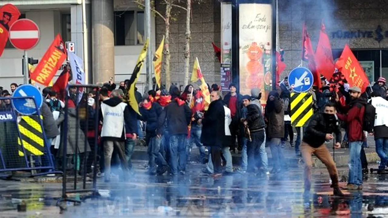 PROTESTE în Istanbul: Aproximativ 10.000 de manifestanţi au cerut demisia Guvernului. Poliţia a intervenit cu GAZE LACRIMOGENE - FOTO
