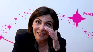 Socialista Anne Hidalgo va deveni prima femeie primar al Parisului