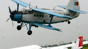 Un avion utilitar a aterizat de urgenţă pe un câmp din Prahova