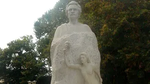 Statuia lui Eminescu din Galaţi este păzită zi şi noapte. În fiecare an, un element a dispărut înainte de ceremoniile din 15 ianuarie