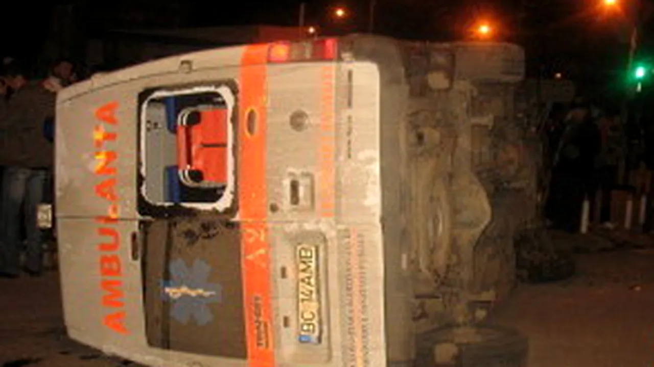 O ambulanţă care transporta două femei însărcinate s-a răsturnat (Video)