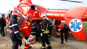 VIDEO Trafic îngreunat pe A2 după ce o maşină s-a răsturnat. Un copil a fost preluat cu elicopterul SMURD