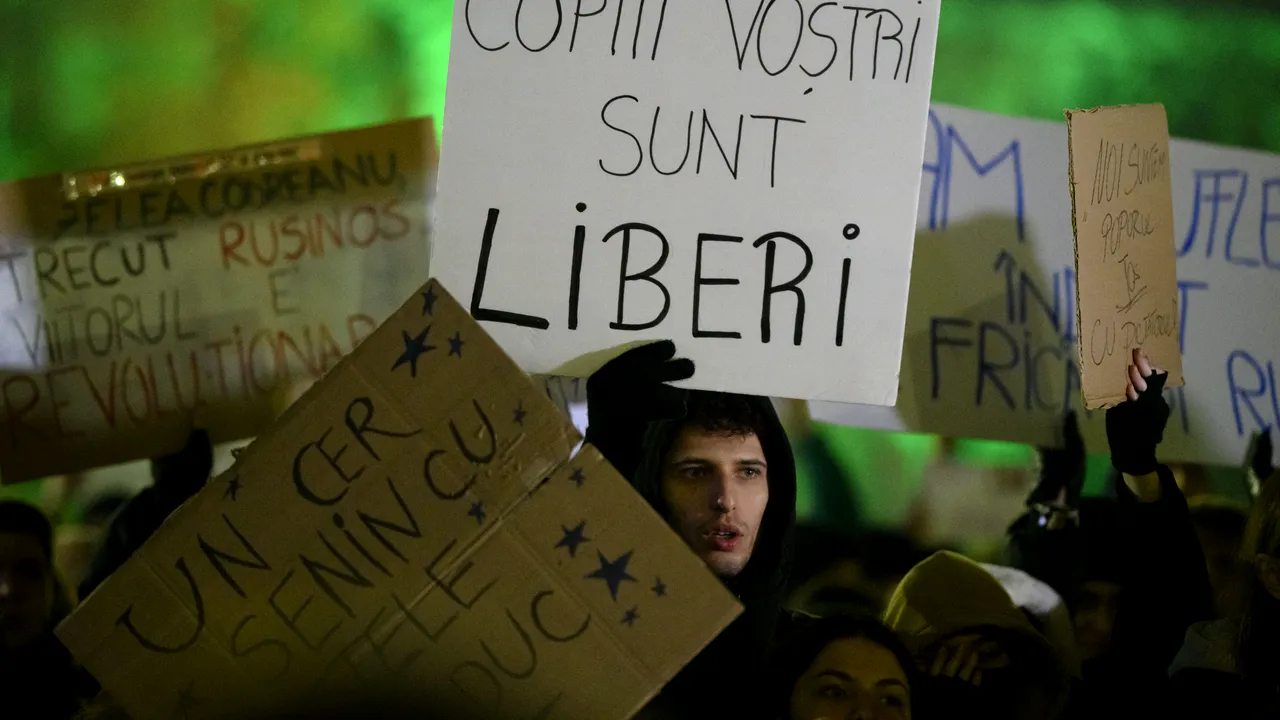 Protest în Capitală: Aproape 500 de protestatari în Piaţa Universităţii