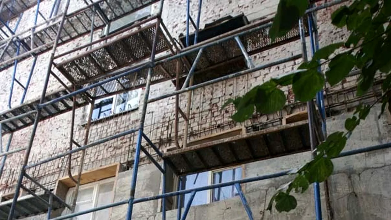 Guvernul ar putea garanta creditele contractate de asociaţiile de proprietari la reabilitare termică