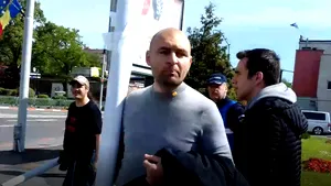 Incident la Summitul de la Sibiu: Protestatarul Cristian Dide, oprit de forţele de ordine să ajungă în Piaţa Mare | VIDEO
