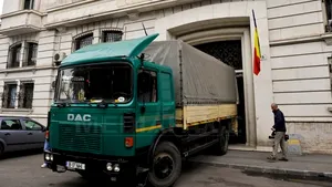 Aproximativ 3.000 de volume din dosarul FNI, mutate cu un camion la Tribunalul Bucureşti